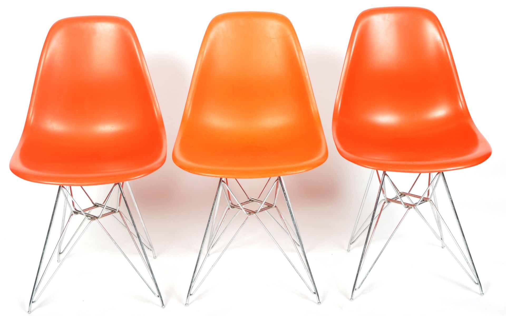 CHARLES & RAY EAMES FOR VITRA - SET OF SIX DSR EAMES PLASTIC CHAIRS - Image 4 of 10