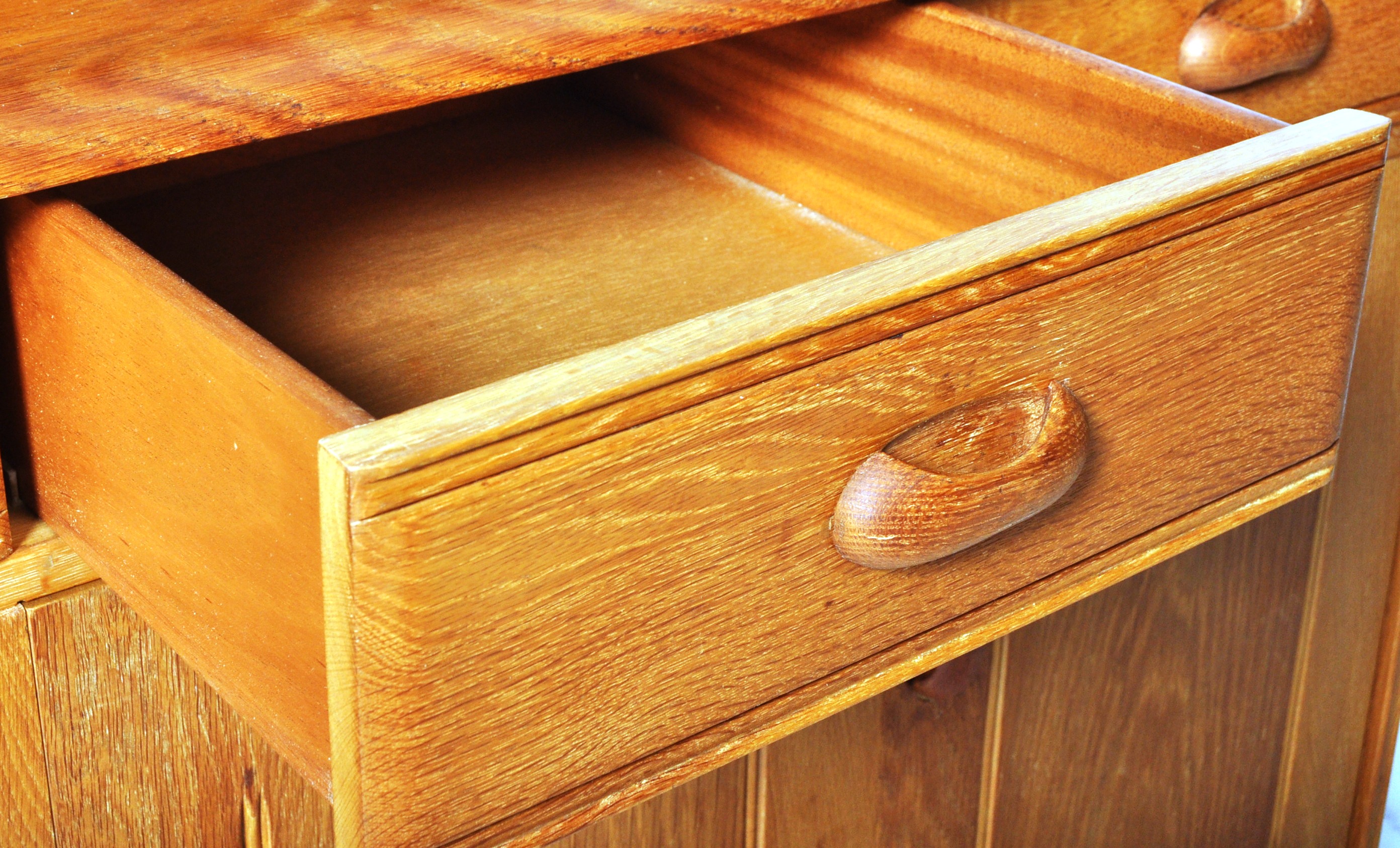 PRIORY BEECH & ELM KITCHEN DRESSER BASE WITH RACK TOP - Image 5 of 11