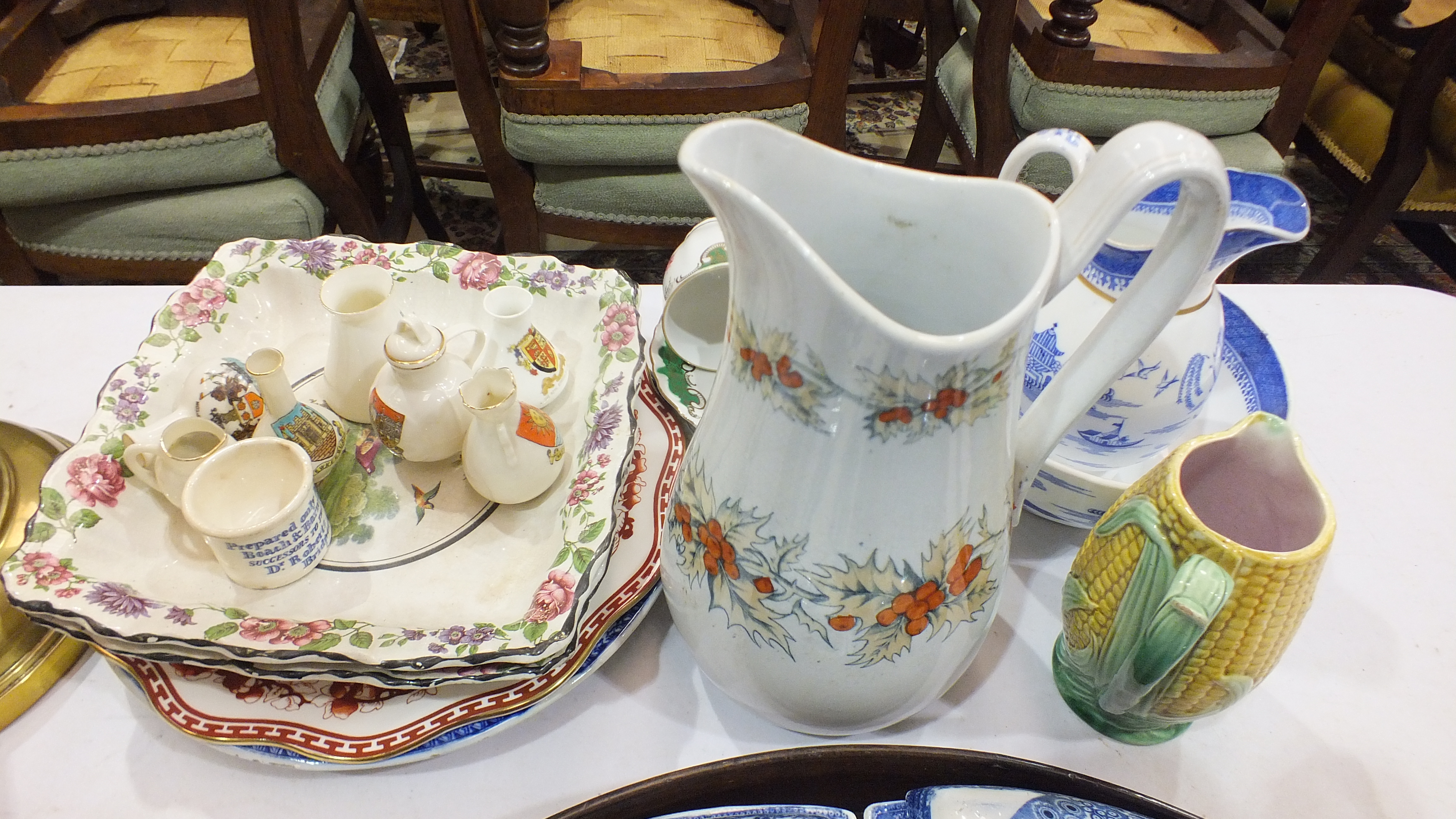 A 19th century blue and white willow pattern supper set, comprising four crescent shaped dishes - Image 3 of 4