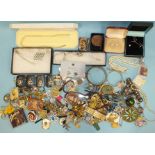 A quantity of costume jewellery.