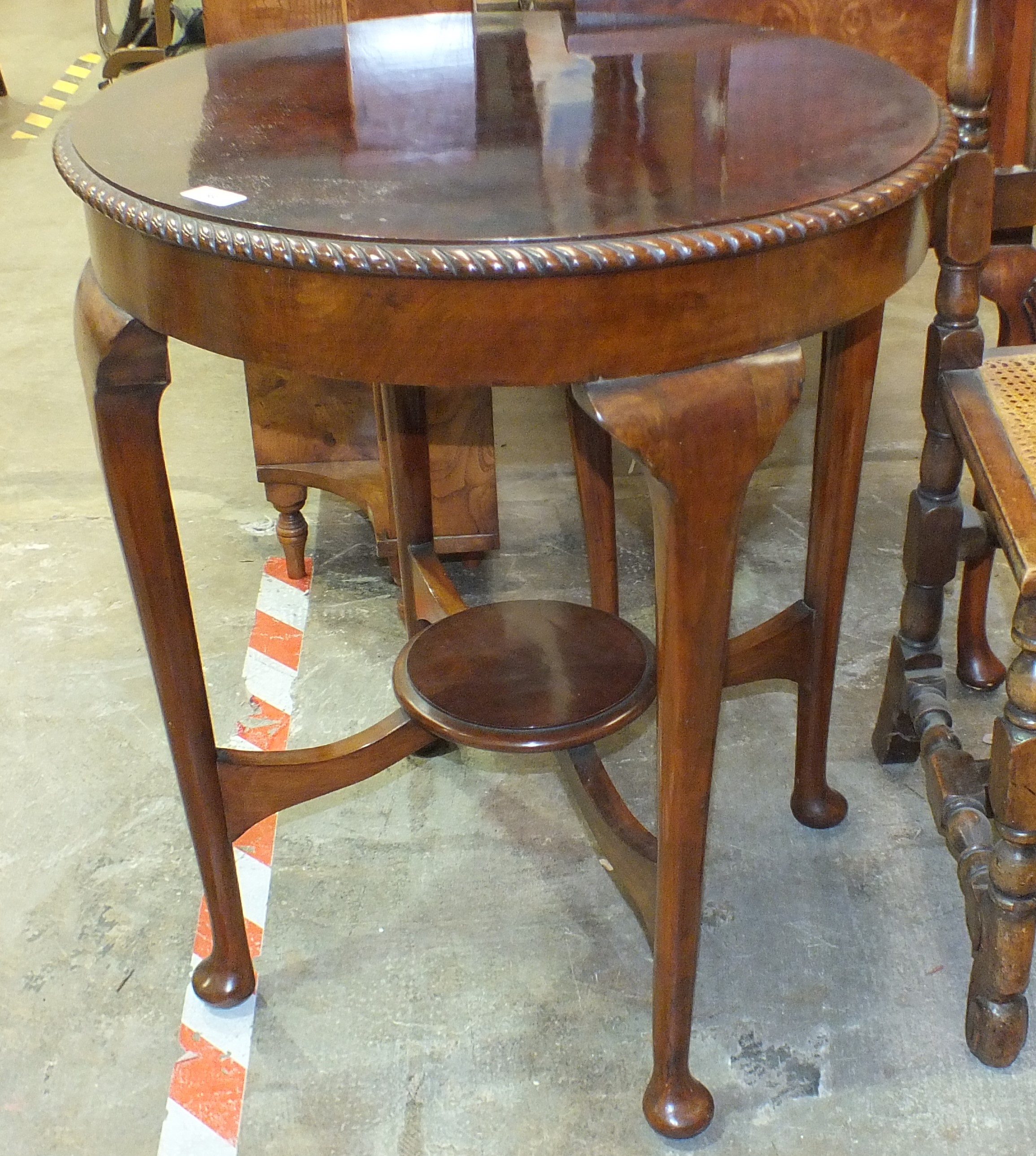 A circular mahogany occasional table on turned legs with pad feet united by an under-tier, 63cm - Bild 2 aus 3
