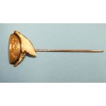 A gold-mounted shark tooth stick pin, gross weight 4.9g.