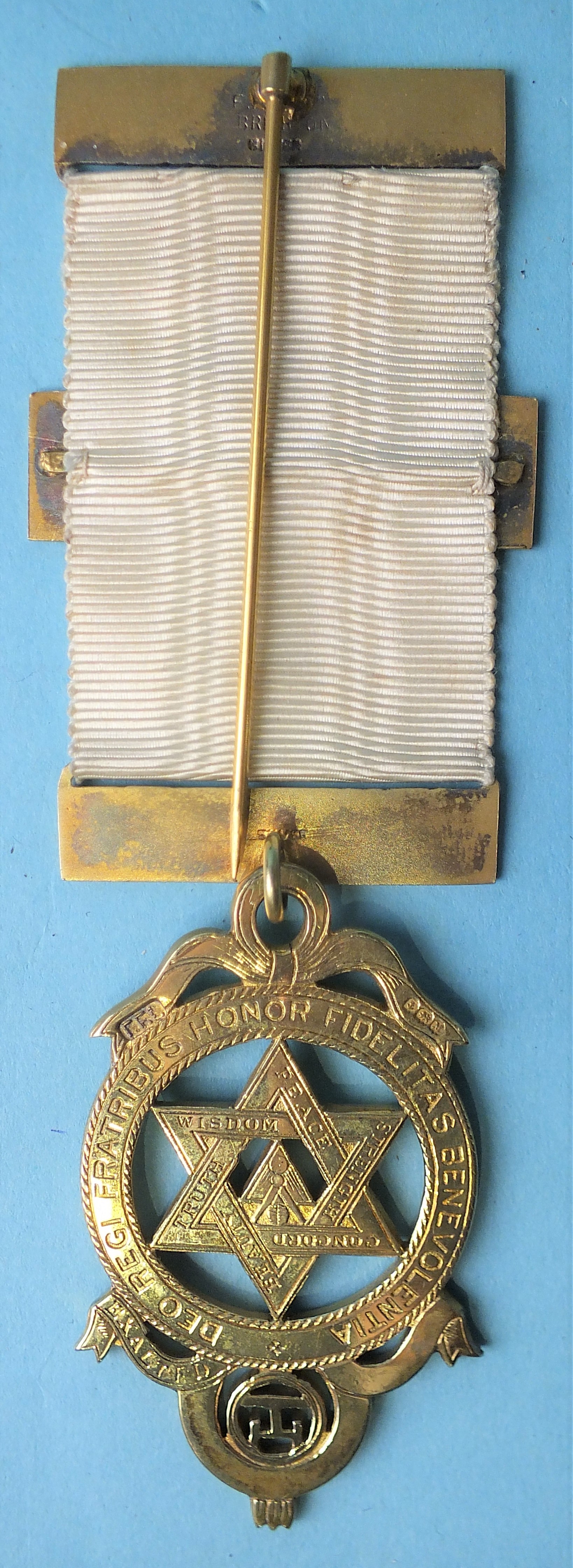 A Masonic good-quality silver gilt Royal Arch Chapter breast jewel, Birmingham 1936, on companions - Image 3 of 4