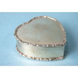 An Edwardian heart-shaped box and cover, 7cm.