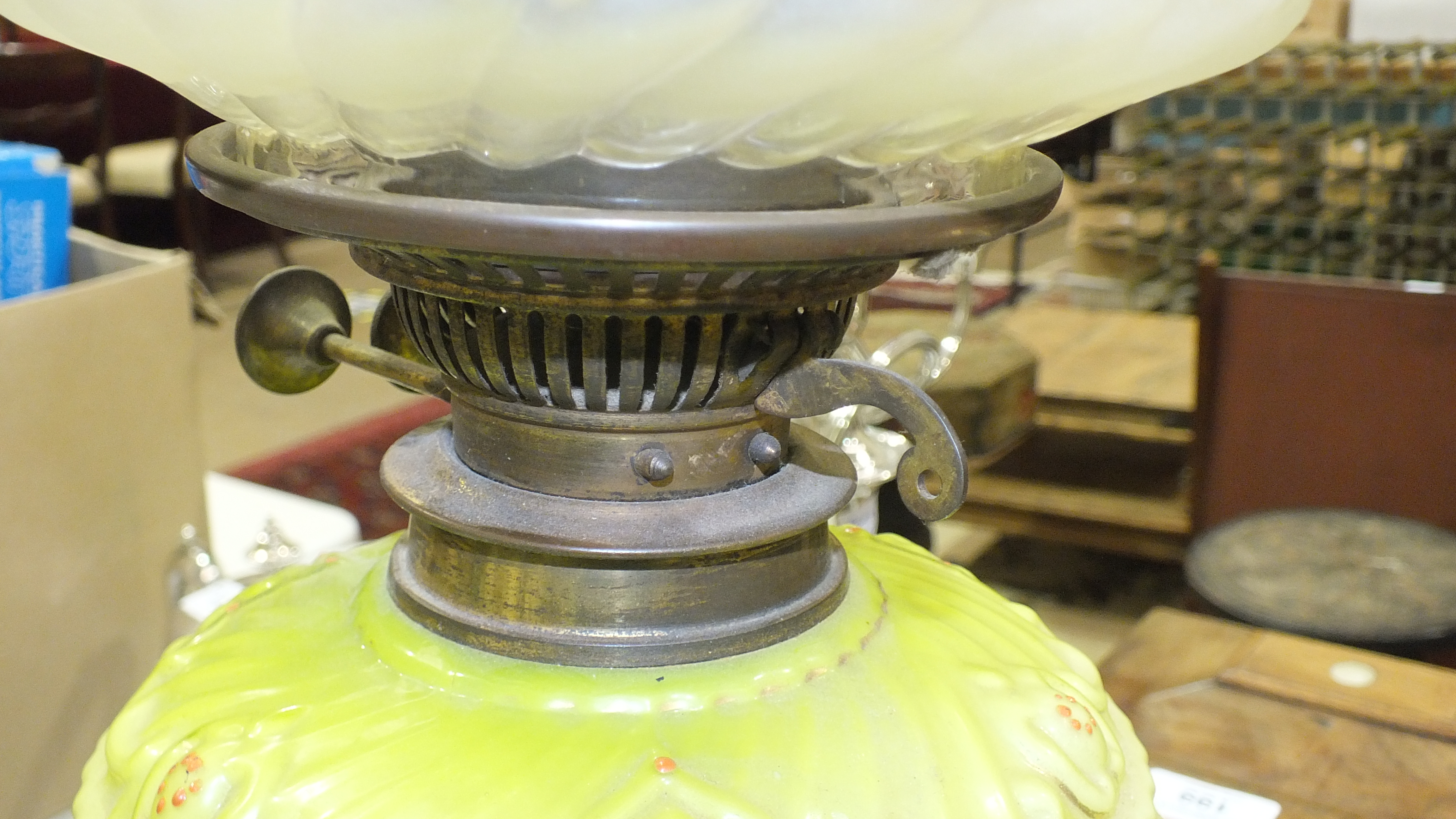 A Victorian brass and copper oil lamp with moulded pale green glass reservoir and etched glass - Image 5 of 14