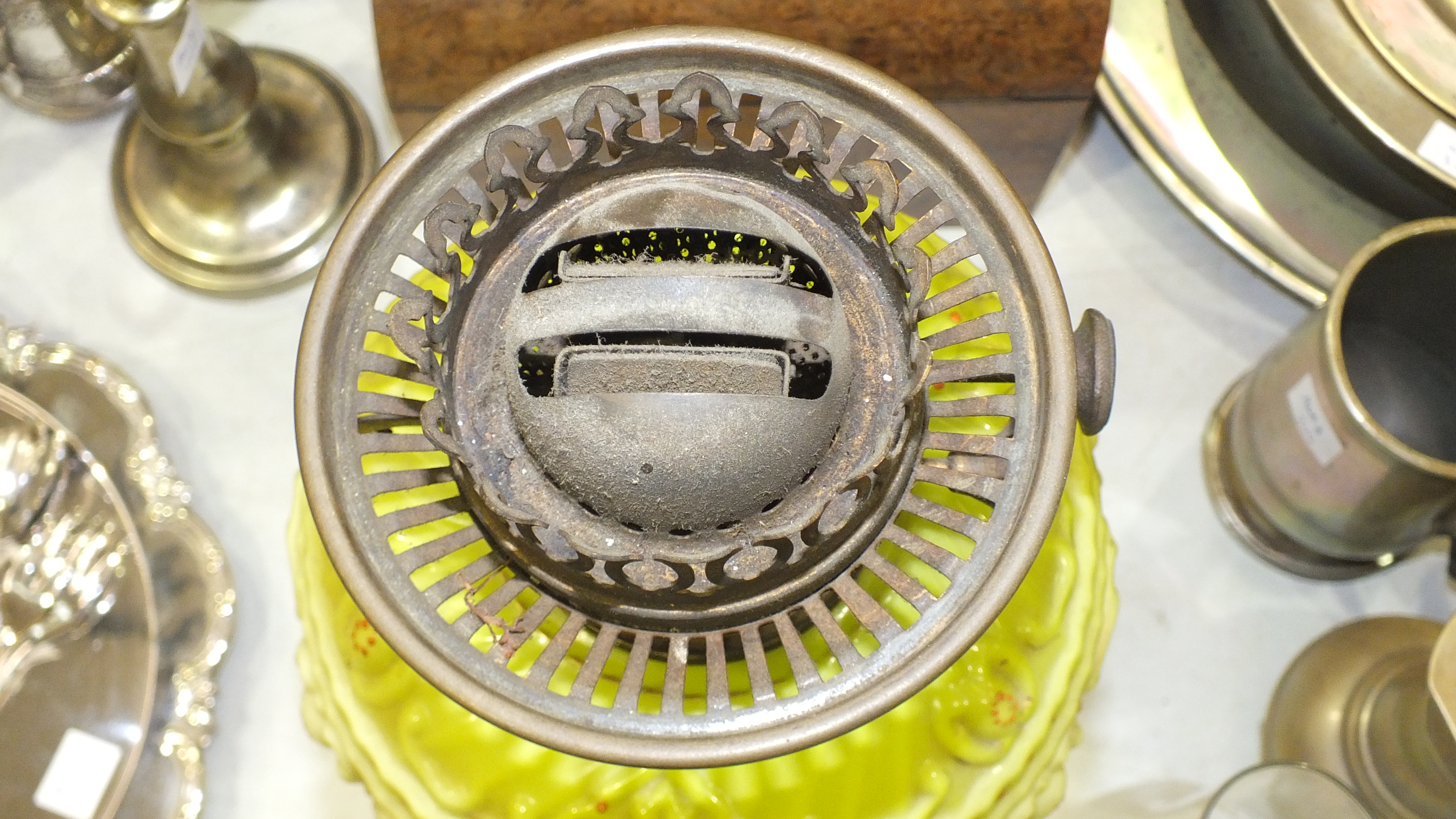 A Victorian brass and copper oil lamp with moulded pale green glass reservoir and etched glass - Image 13 of 14