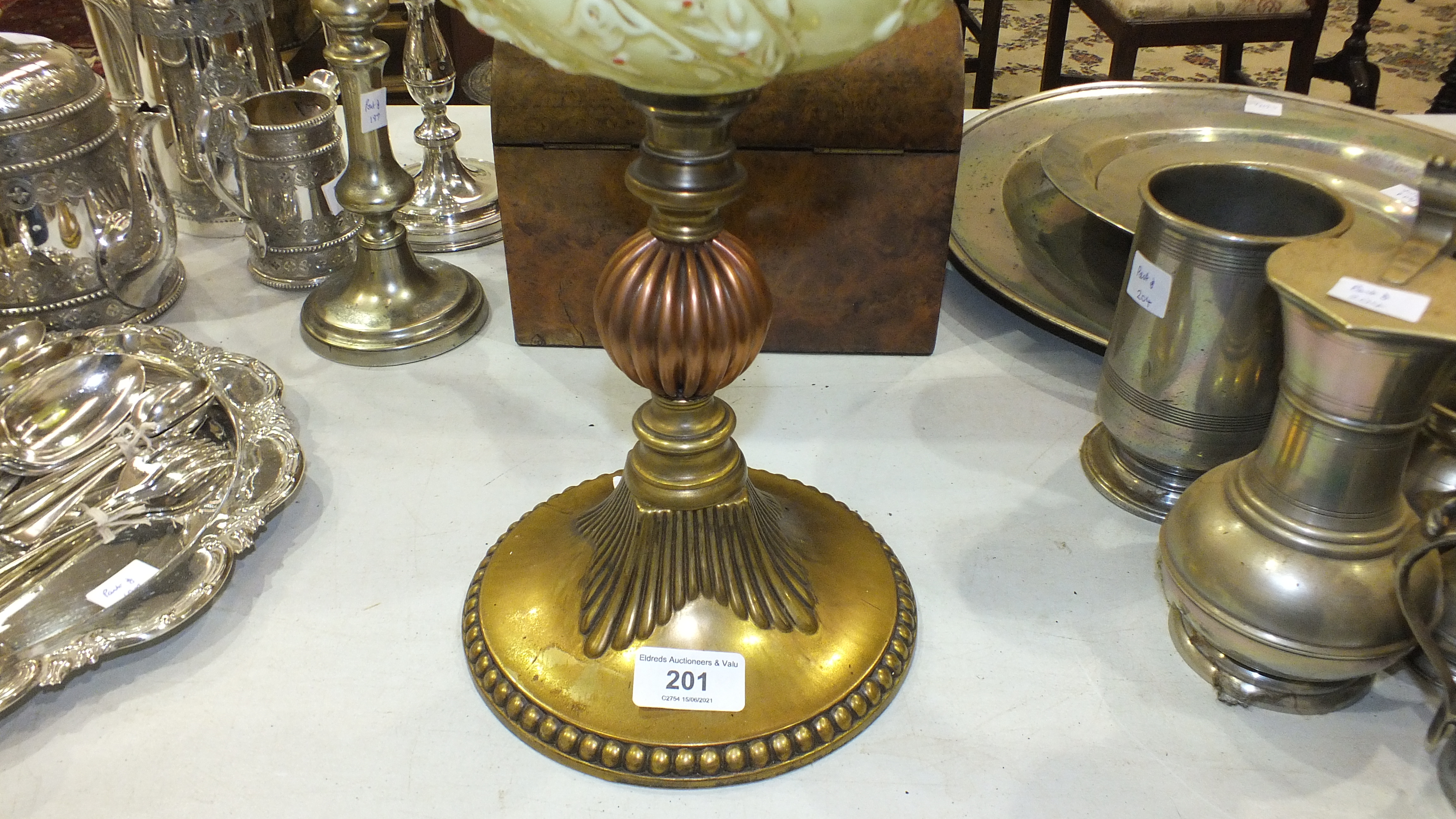 A Victorian brass and copper oil lamp with moulded pale green glass reservoir and etched glass - Image 7 of 14