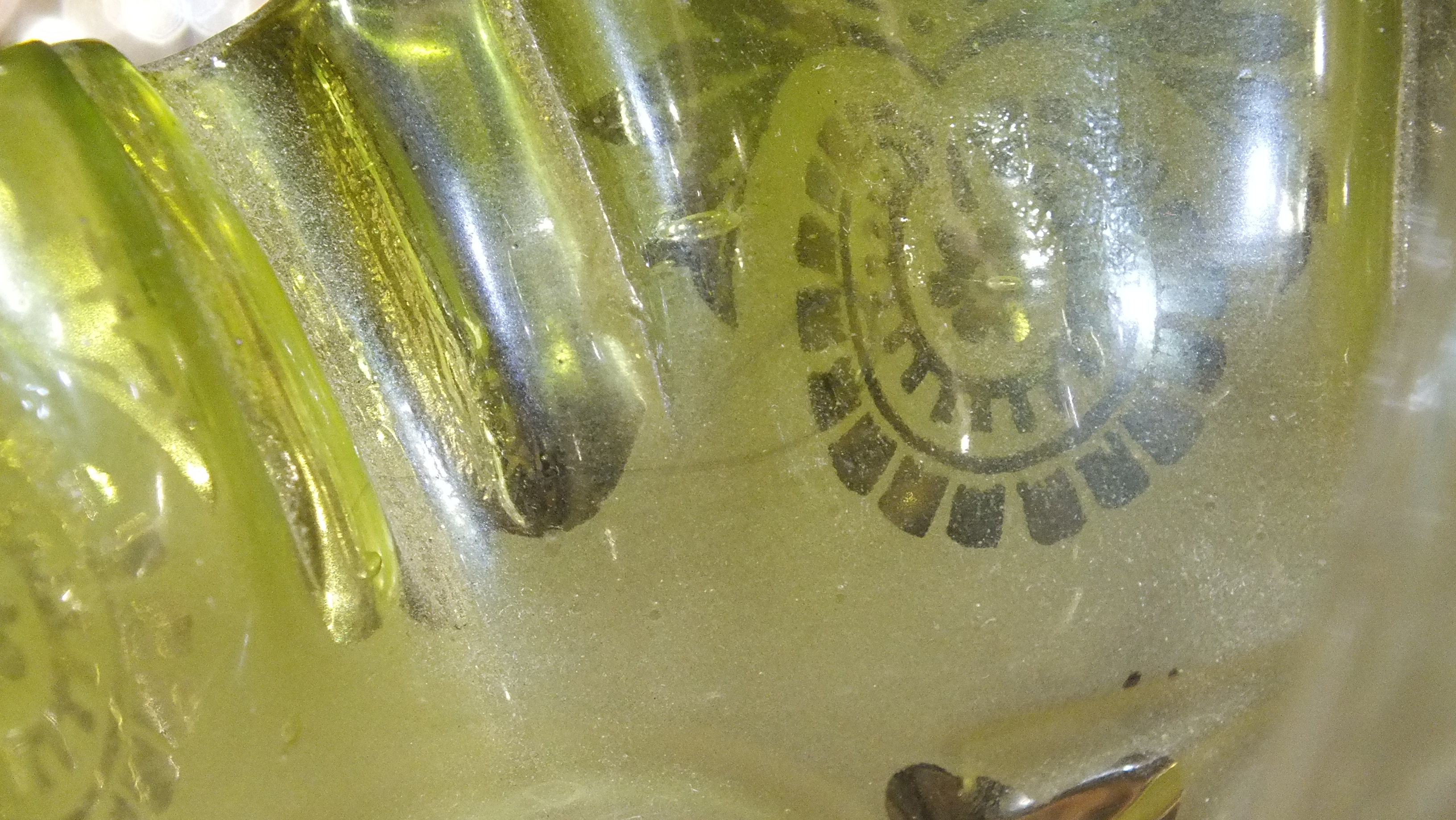 A Victorian brass and copper oil lamp with moulded pale green glass reservoir and etched glass - Image 4 of 14