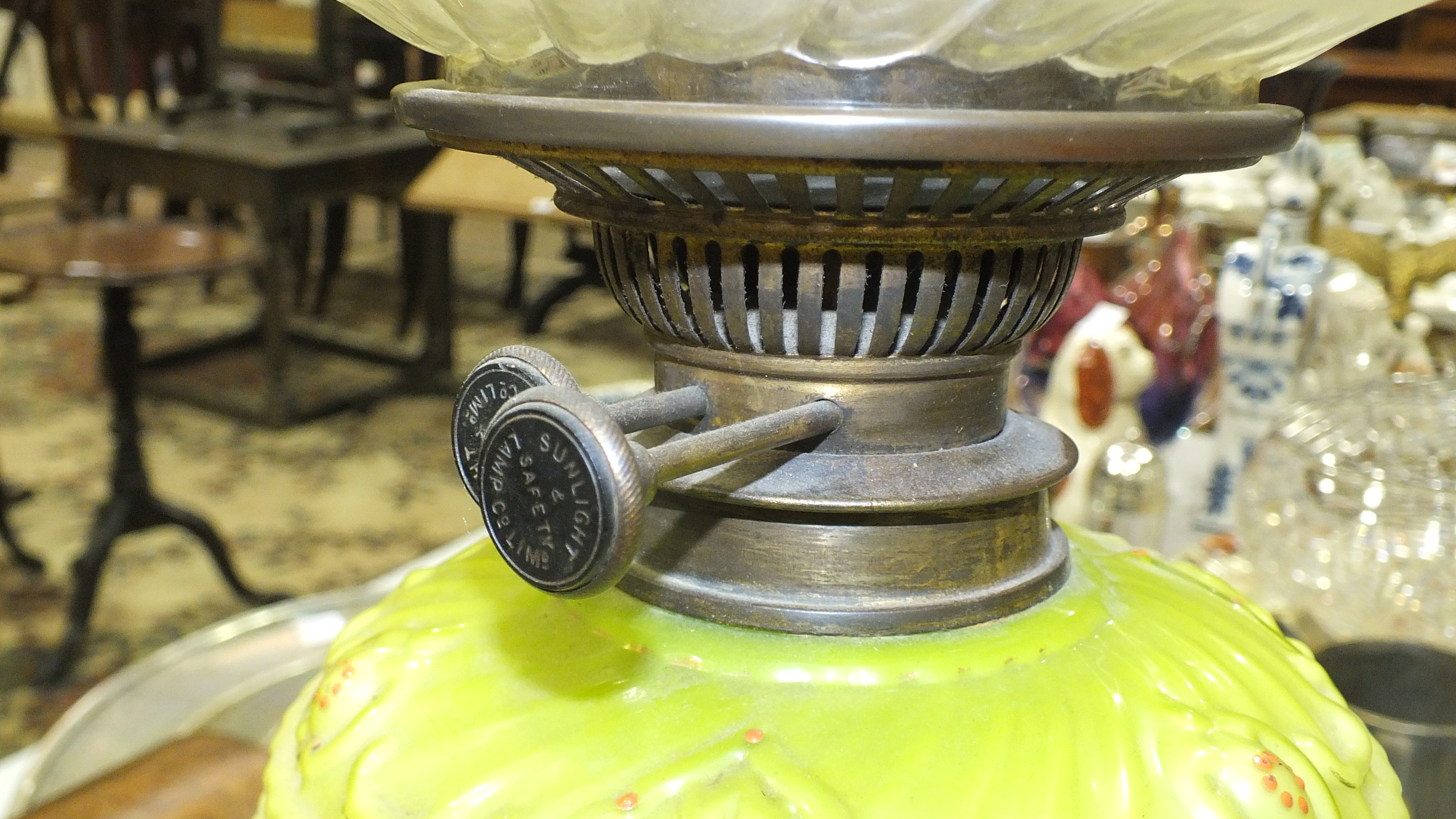 A Victorian brass and copper oil lamp with moulded pale green glass reservoir and etched glass - Image 6 of 14