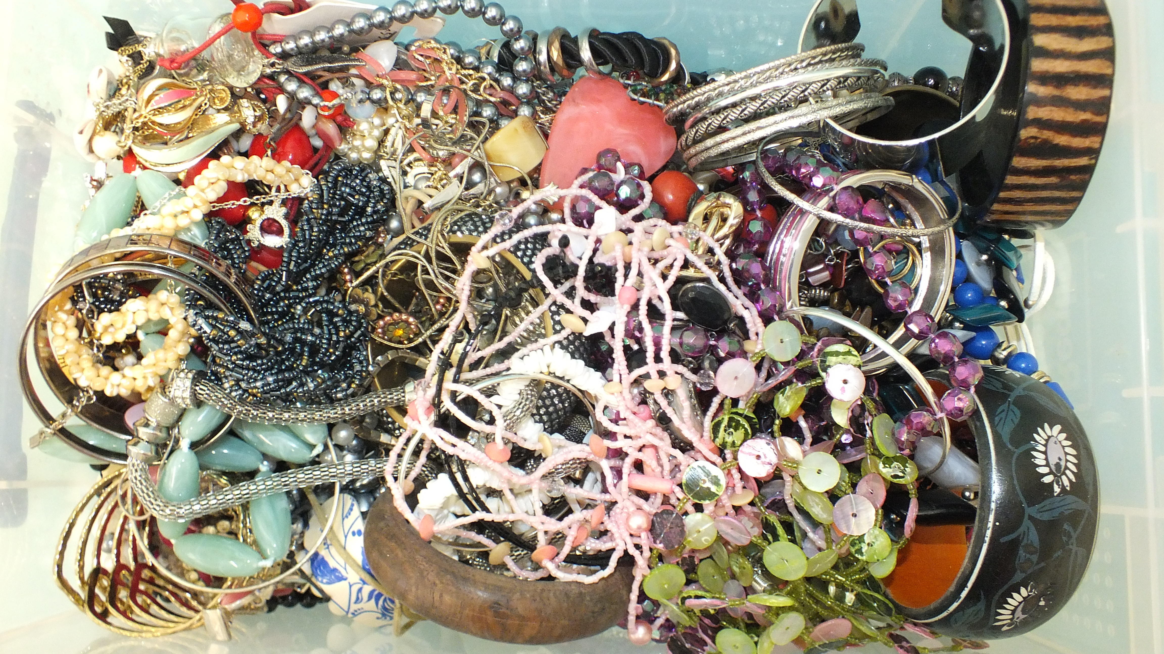 A large quantity of costume jewellery. - Bild 2 aus 2