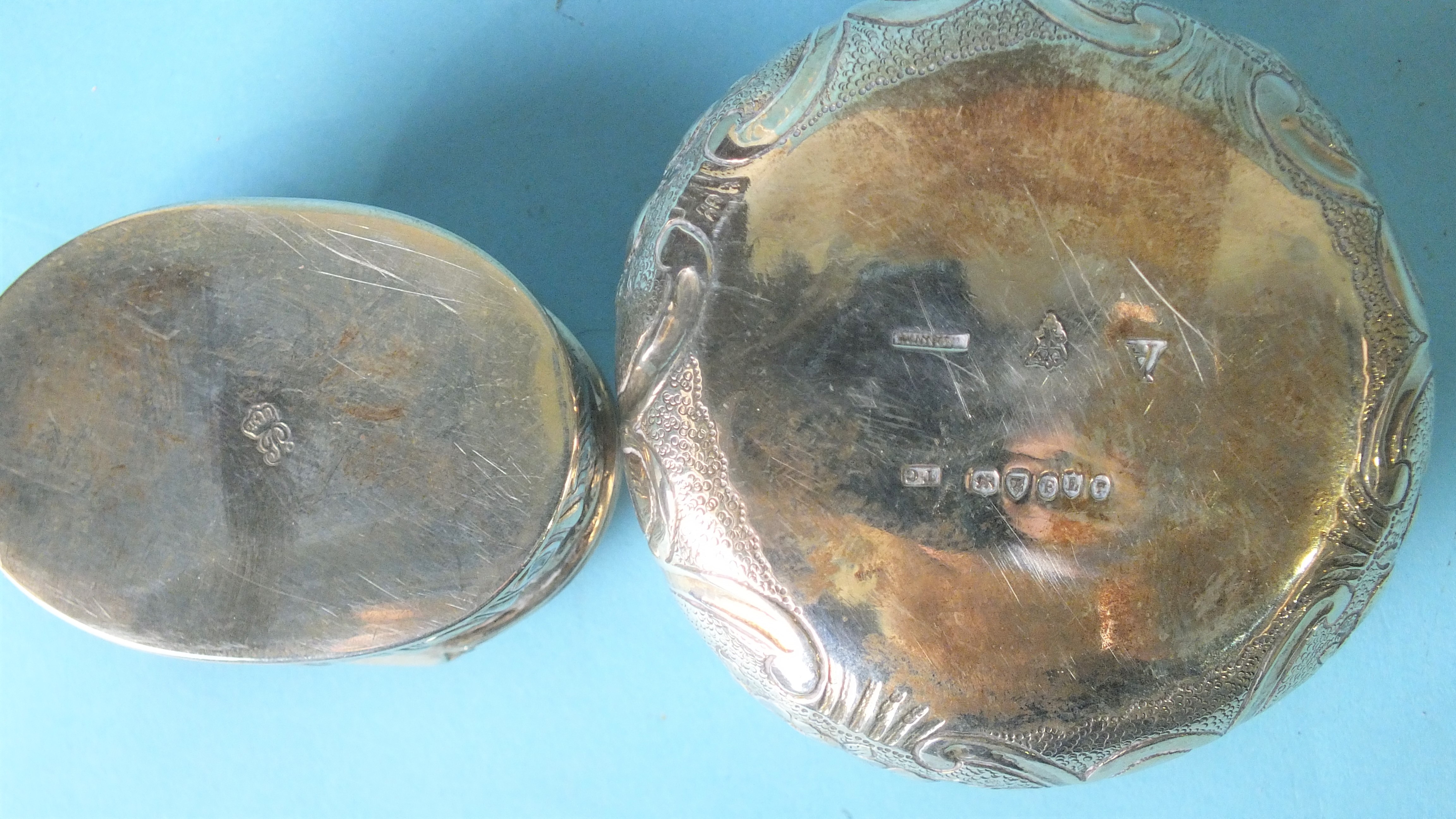 A French circular box and cover, the lid embossed with bust of a nobleman, 7cm diameter, with import - Image 3 of 3