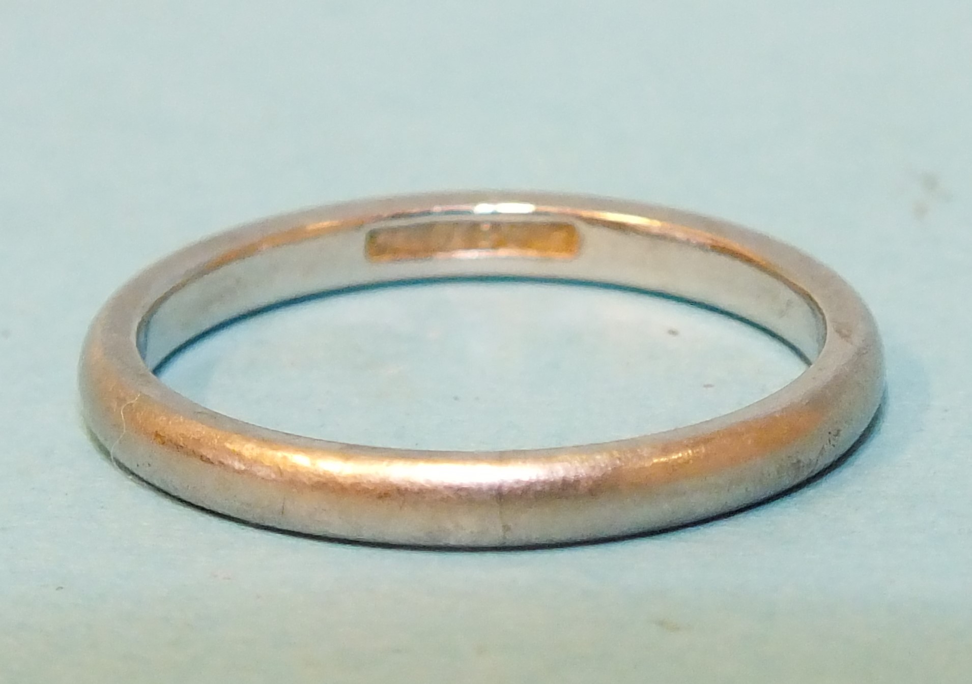 A platinum wedding band, size M½, 3.8g.