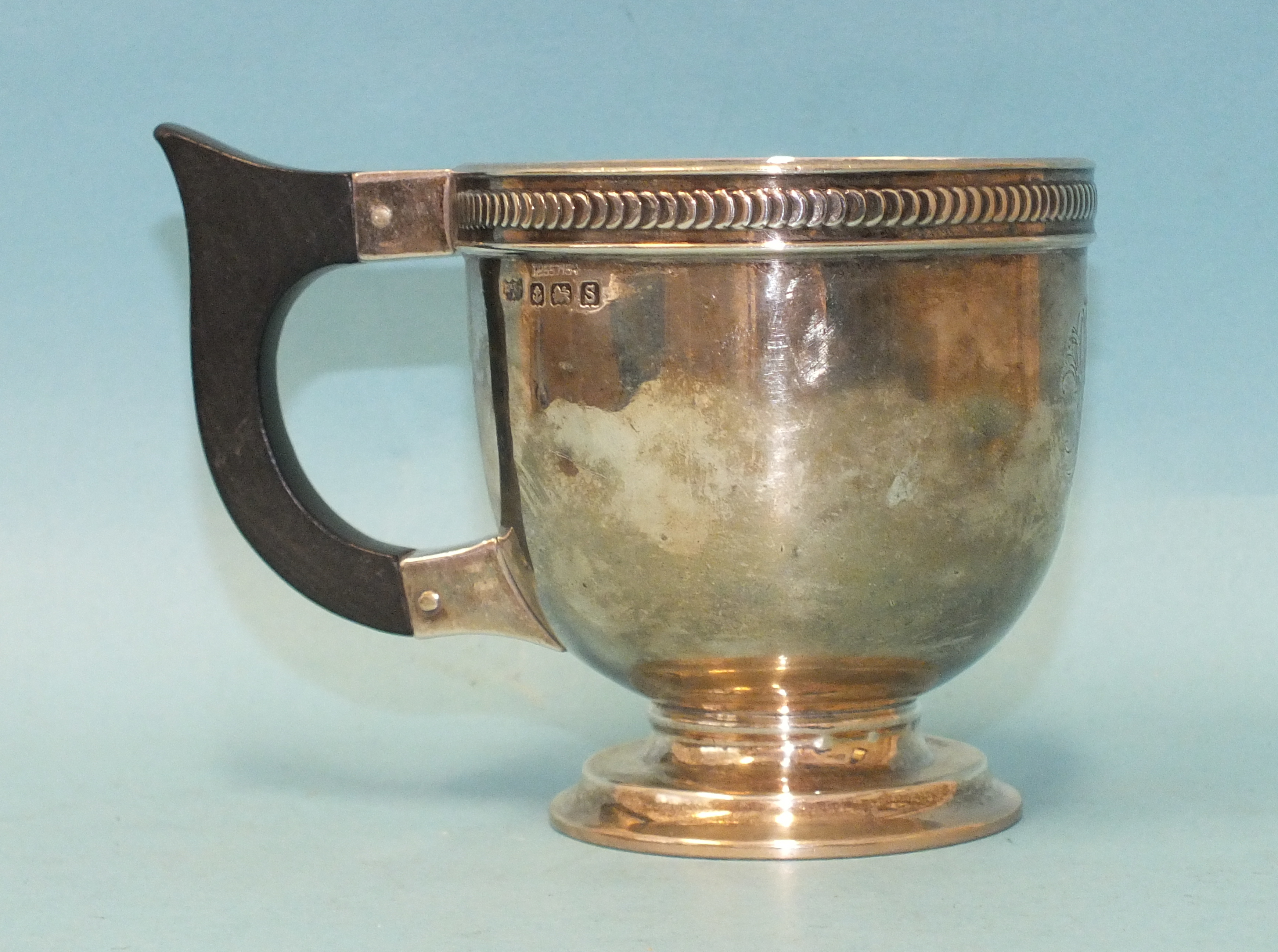 A Mappin & Webb silver cup with cast rim, raised on circular foot, 7.5cm, Birmingham 1942, ___4.6oz.