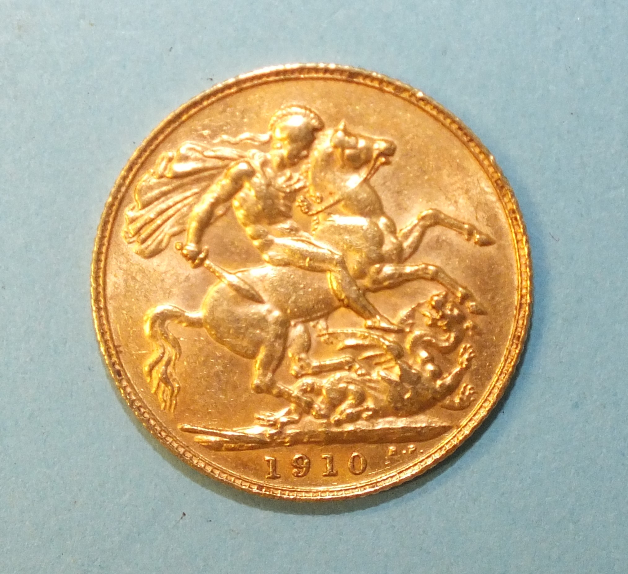 A 1910 sovereign, 8g.