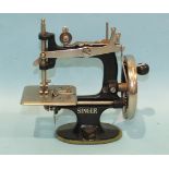 A vintage child's Singer sewing machine, 18cm wide, 16cm high.