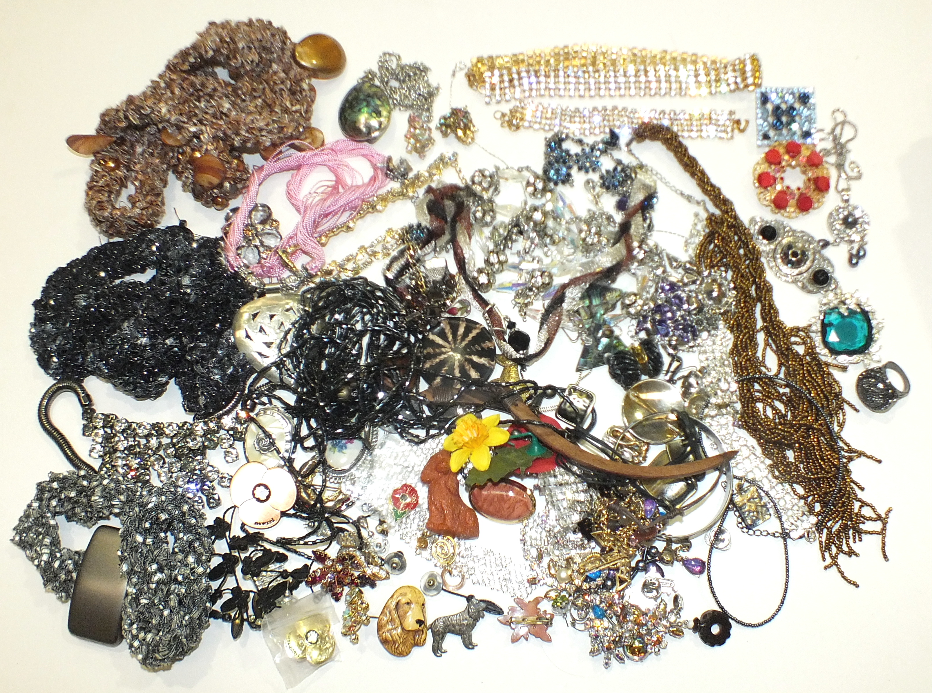 A quantity of costume jewellery. - Bild 3 aus 4