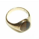 A 9ct gold signet ring set tiger's eye, size R, 6.3g.