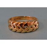 An 18ct gold ring of chain design, size P, 5.9g.