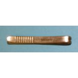 An engine-turned 9ct gold tie clip, 5.2g.