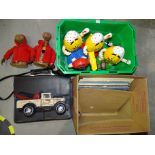 A Nylint tow truck, two 2000 Tiger Electronic ET talking figures, three M&M's clocks and a similar