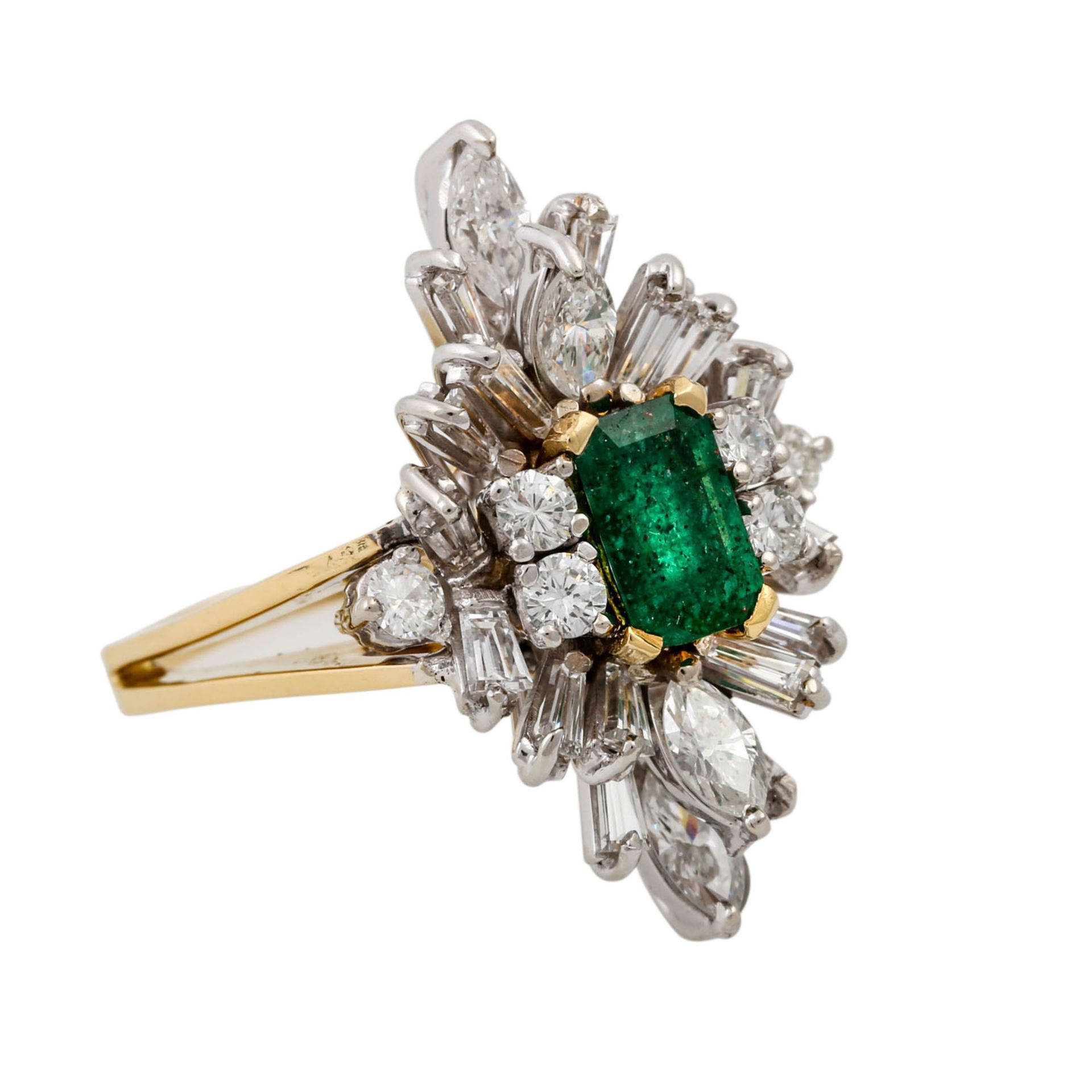 Ring mit Smaragd und Diamanten zus. ca. 1 ct,gute Farbe u. Reinheit, GG/WG 18K, 7,4 gr