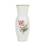 MEISSEN Vase 20.Jh.Porzellan, Goldstaffage, auf der Wandung bunte Blumenbukett, blaue