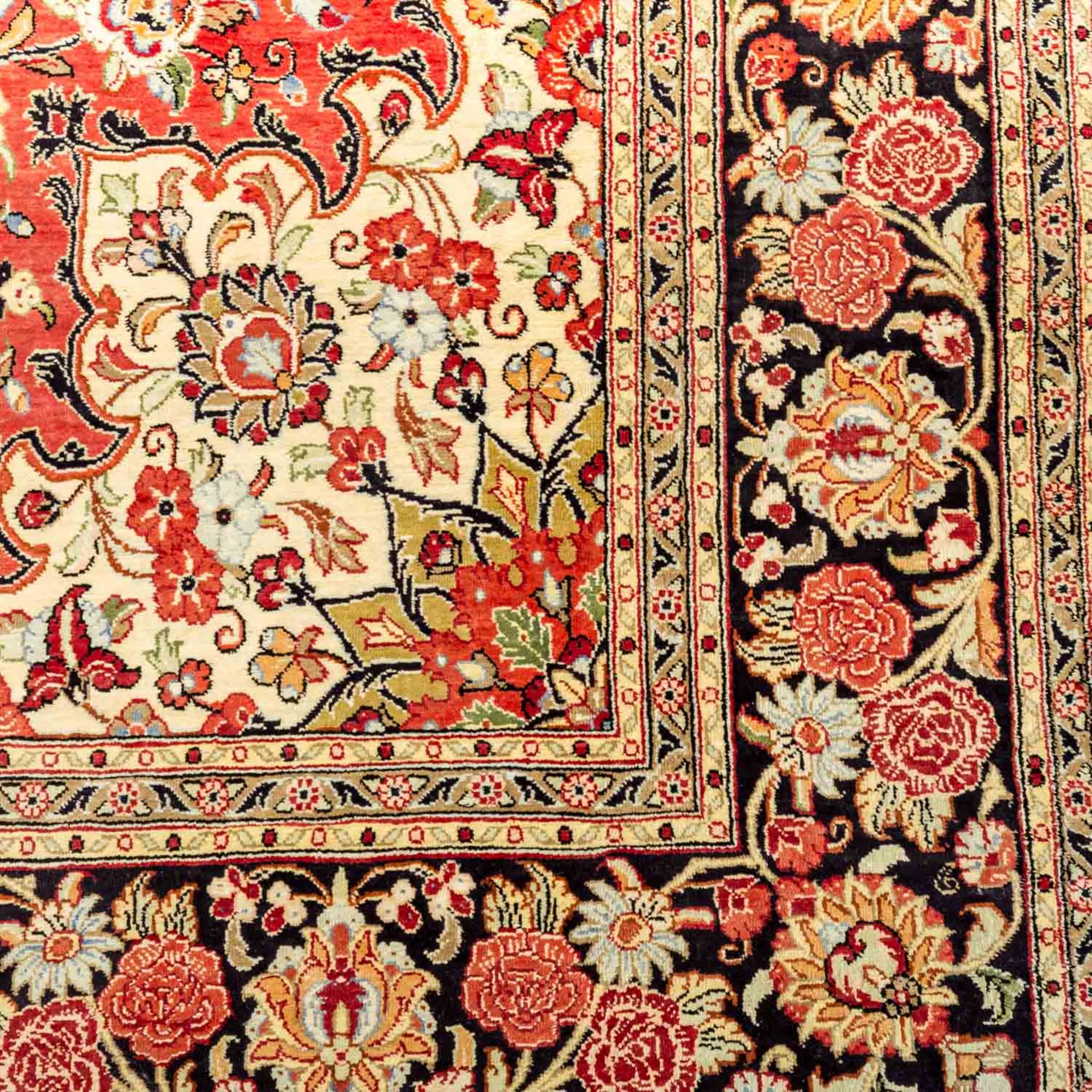Orientteppich aus Seide. 20. Jh., 208x132 cm.Floral durchgemusterter Medaillonteppich - Image 4 of 6