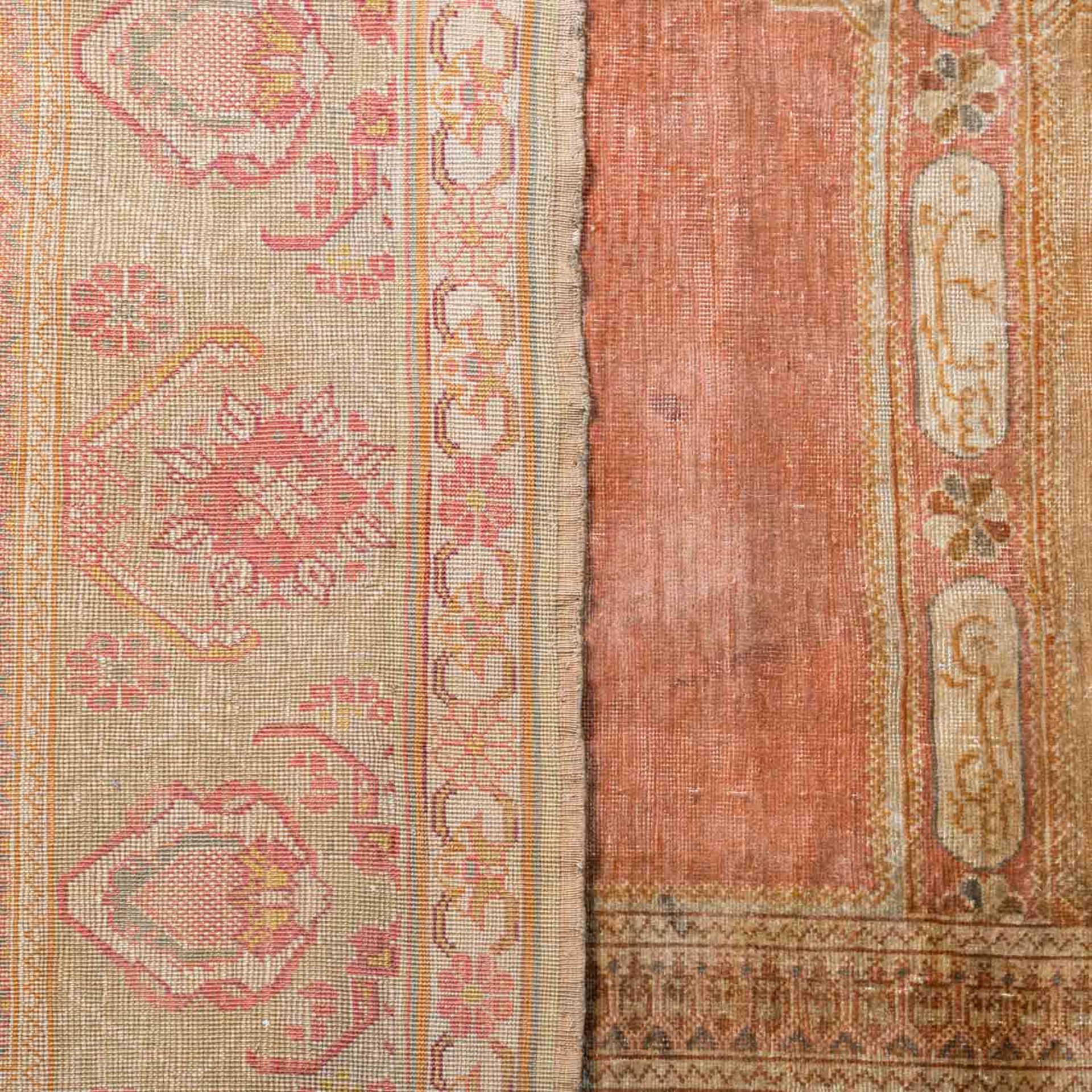 Antiker Orientteppich aus Seide, 19. Jh., 129x243 cm.Das Innenfeld zeigt fünf nebenei - Bild 2 aus 3