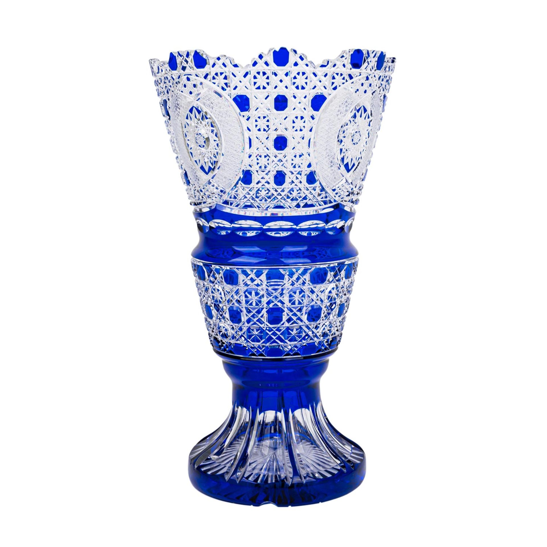 GROßE KRISTALLVASE MEISSNER BLEIKRISTALL, Facettiert und mit reichem Schliffdekor, Außenwandung in - Image 2 of 7