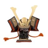 SAMURAIHELM UND MASKE „Kabuto & Mempo“,geschwärzte und. goldgefärbte Eisenkonstr