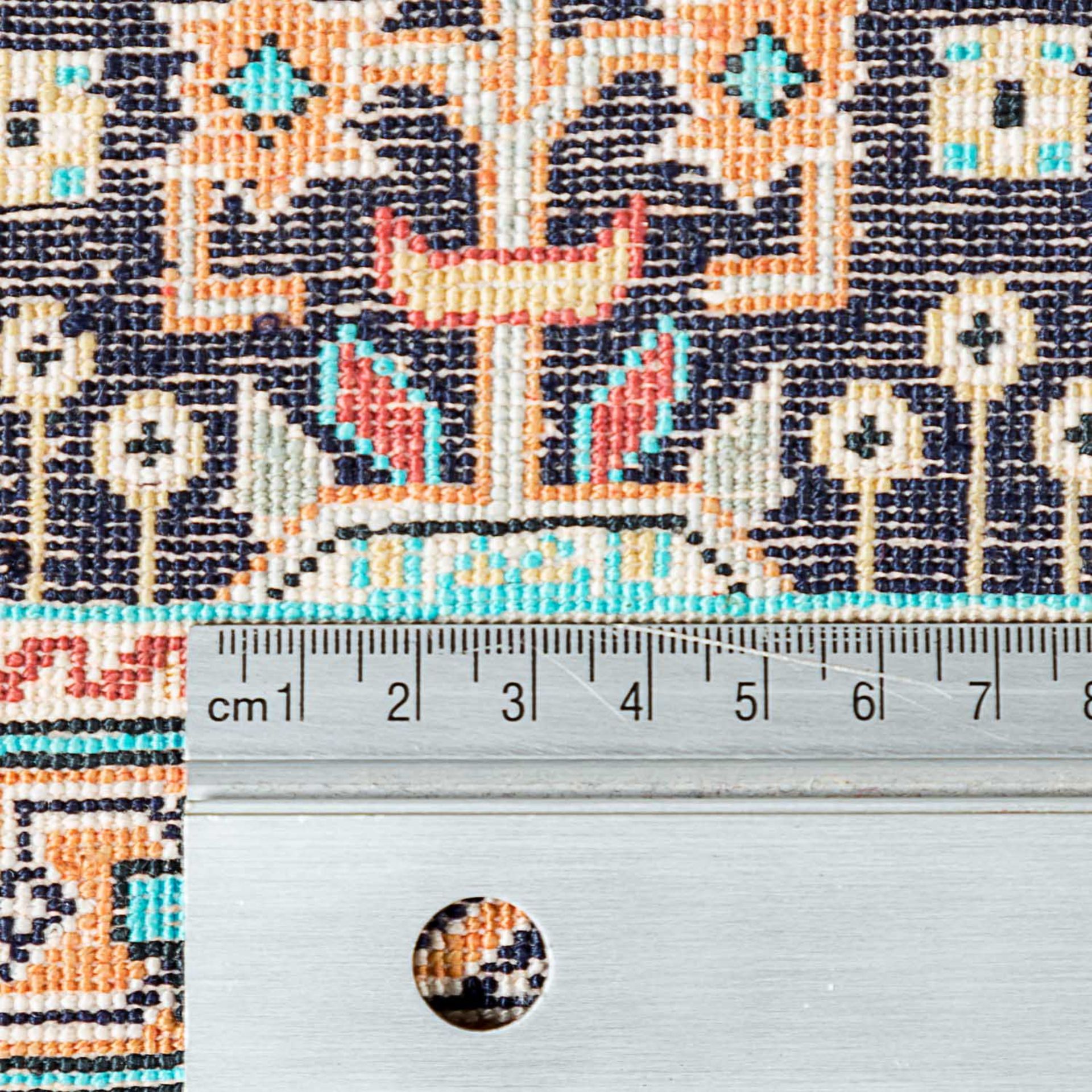 Orientteppich aus Seide. 20. Jh., 208x136 cm.Medaillonteppich mit durchgemustertem Spi - Image 5 of 5