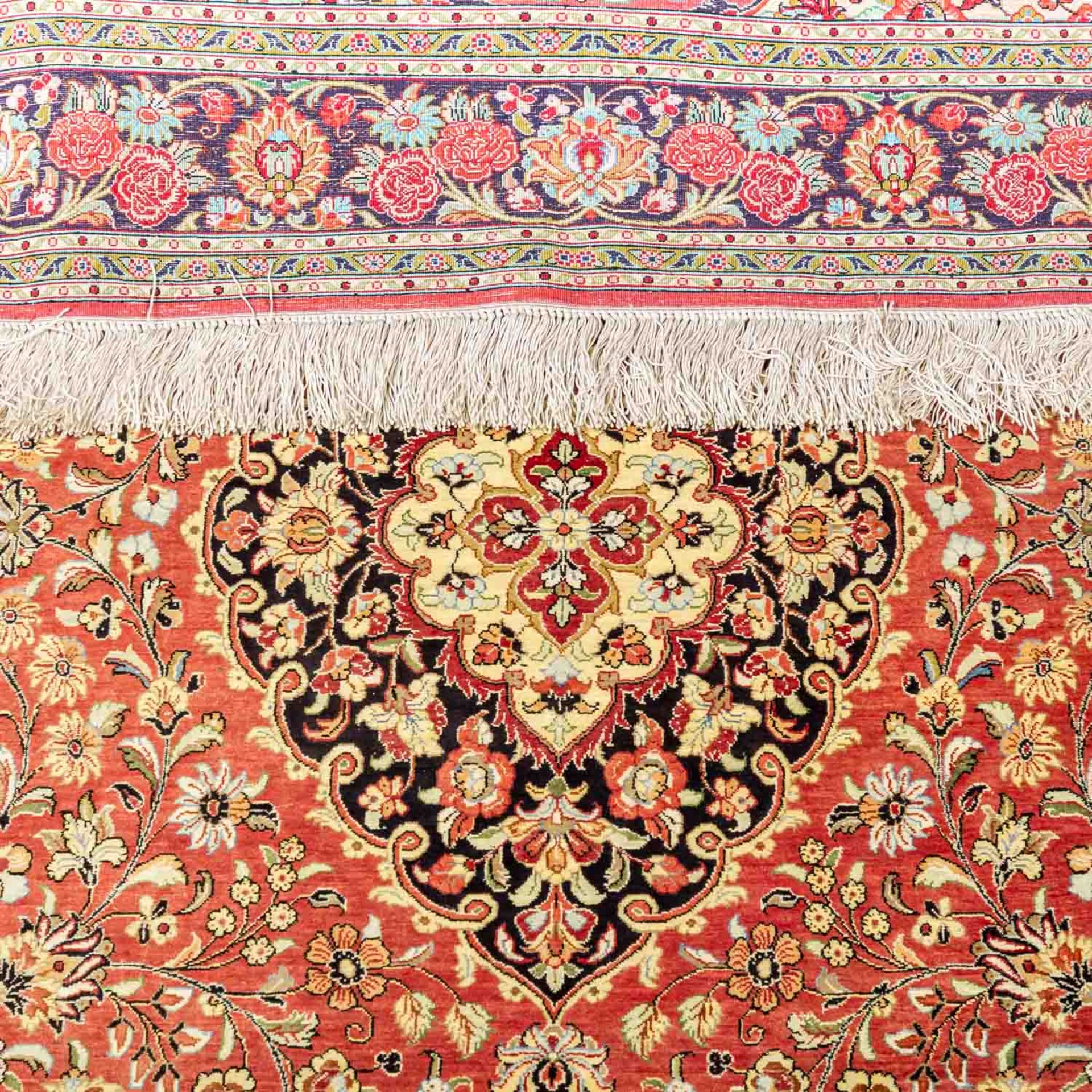 Orientteppich aus Seide. 20. Jh., 208x132 cm.Floral durchgemusterter Medaillonteppich - Image 3 of 6