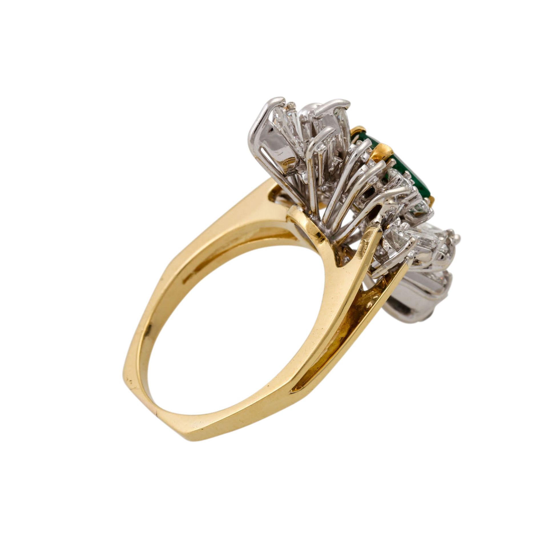 Ring mit Smaragd und Diamanten zus. ca. 1 ct,gute Farbe u. Reinheit, GG/WG 18K, 7,4 gr - Bild 3 aus 4