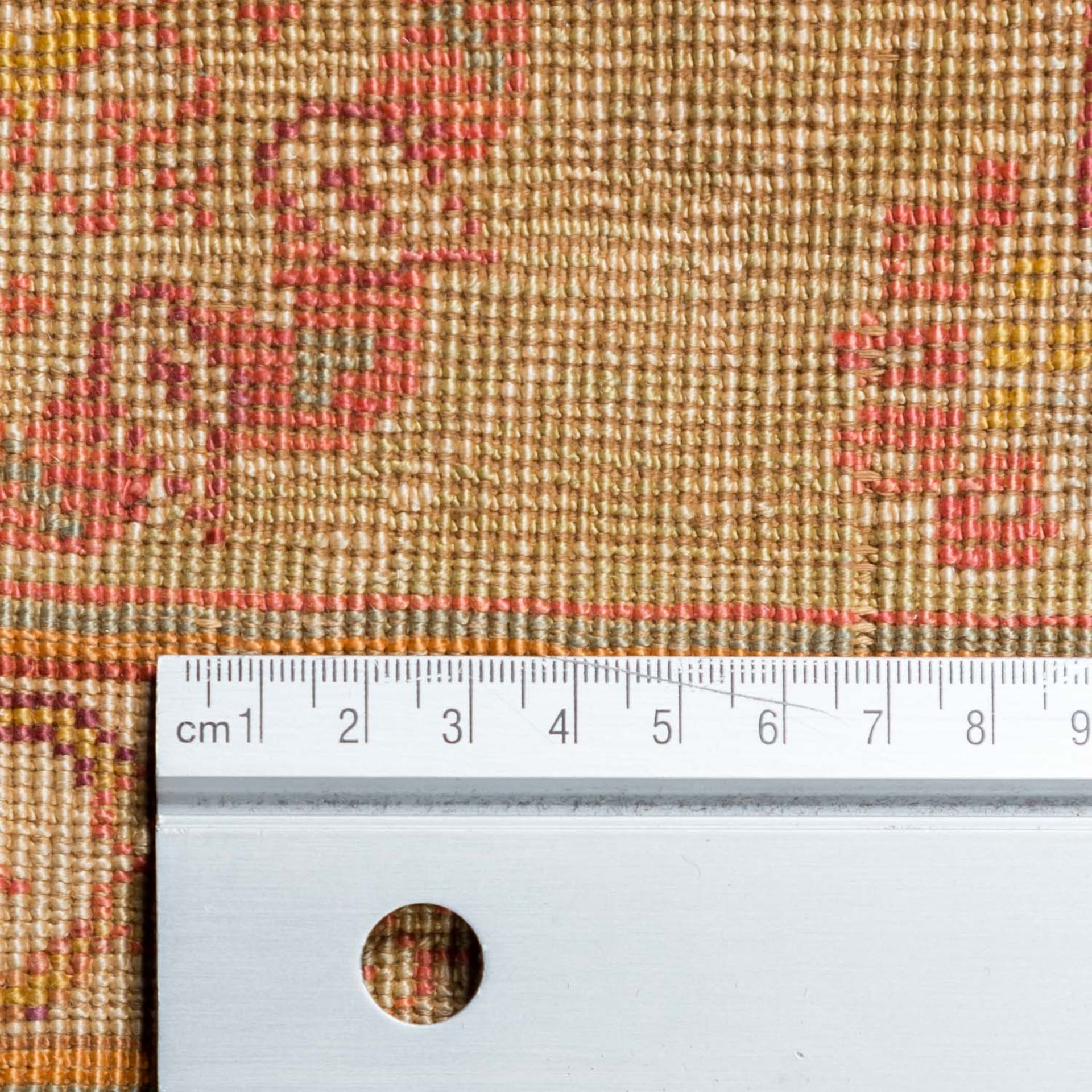 Antiker Orientteppich aus Seide, 19. Jh., 129x243 cm.Das Innenfeld zeigt fünf nebenei - Bild 3 aus 3