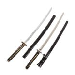 ZWEI KATANA,modern, Stahlklingen, einmal verchromt (stumpf), Griffwicklung, Schwertsch