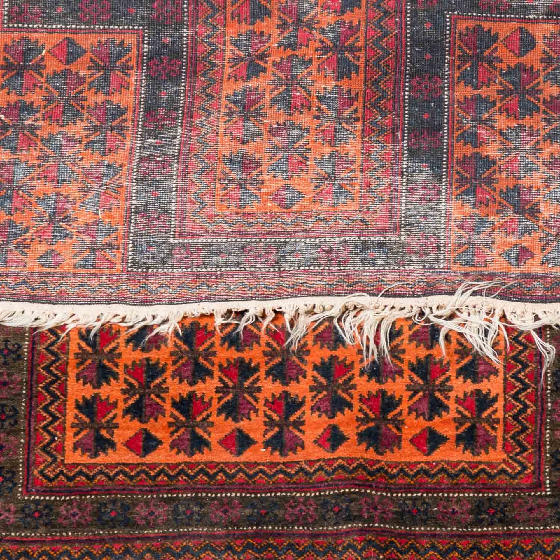 Vier dörfliche Teppiche. PERSIEN und TÜRKEI:1 Belutsch "Gebetsteppich" antik, Nordos - Bild 6 aus 10
