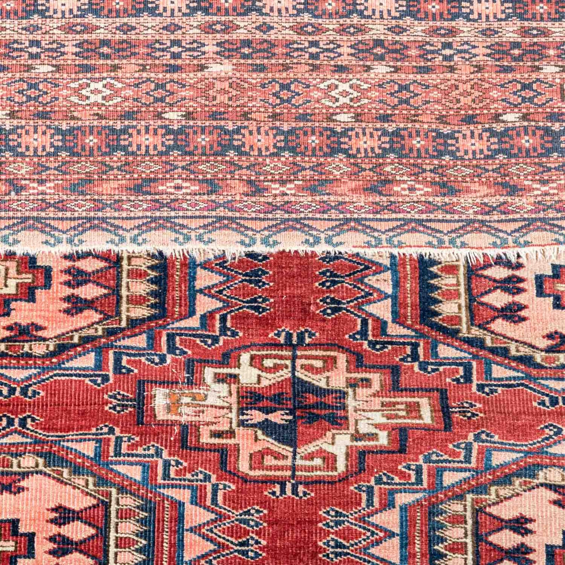 Tekke-Hauptteppich. TURKMENISTAN, um 1900, 400x285 cm.Das rotbraune Mittelfeld ist dur - Image 3 of 4