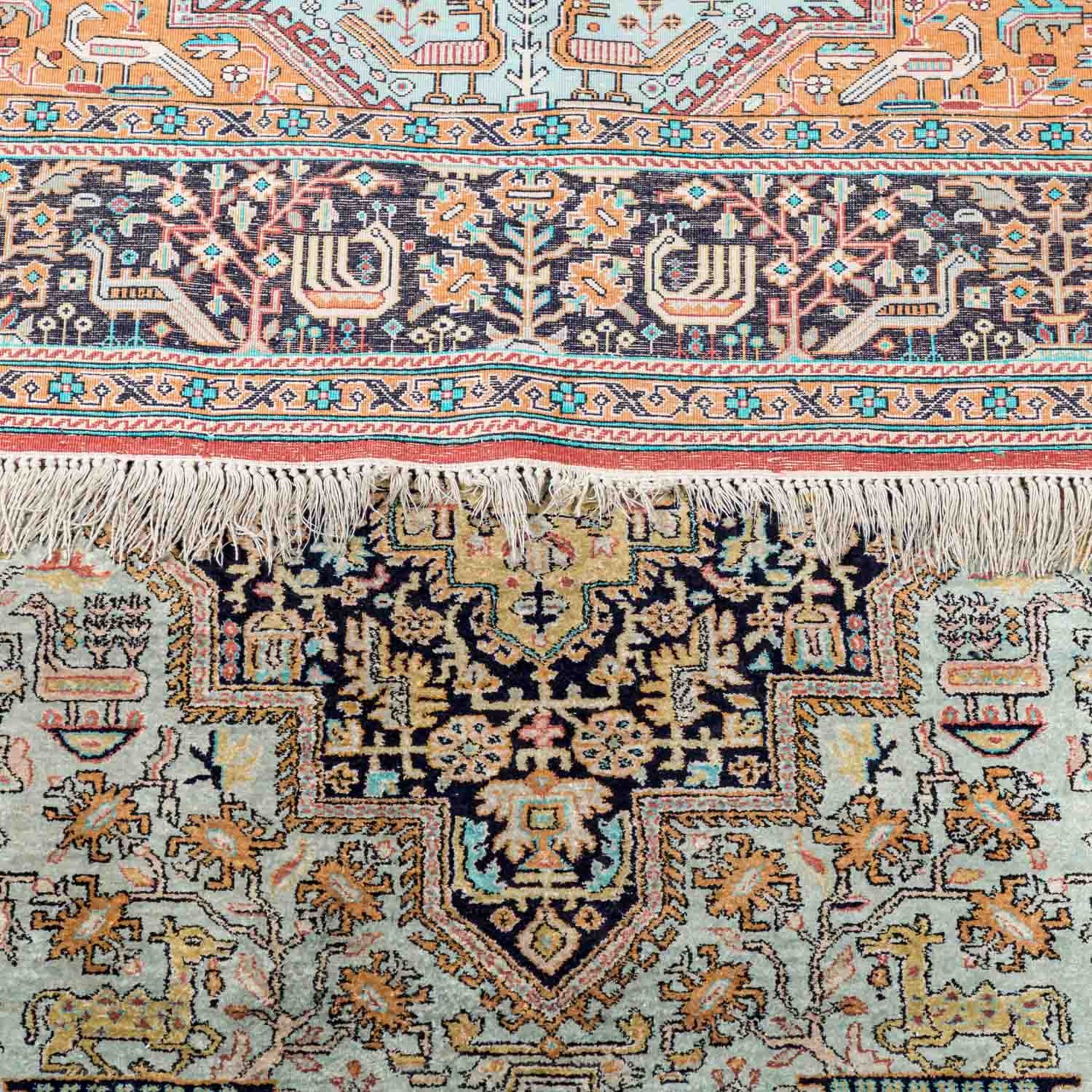 Orientteppich aus Seide. 20. Jh., 208x136 cm.Medaillonteppich mit durchgemustertem Spi - Image 3 of 5