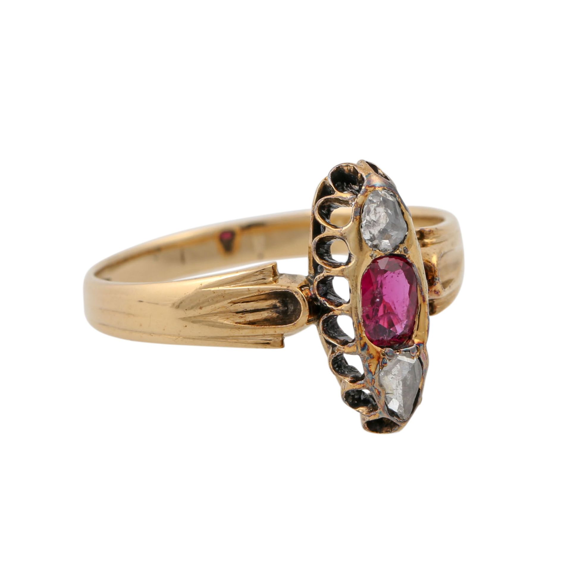 Ring mit Rubin und 2 kleinen Diamantrosen,GG 14K, Ringweite 56, um 1900, Tragespuren,