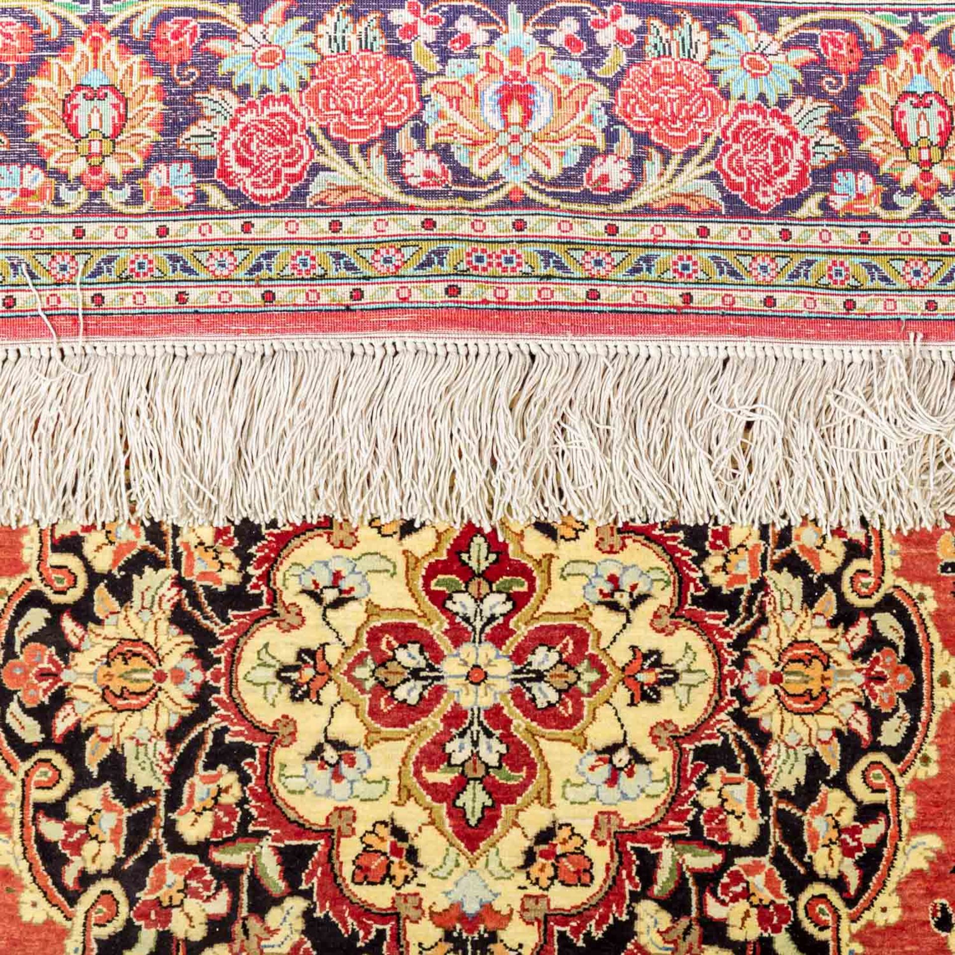 Orientteppich aus Seide. 20. Jh., 208x132 cm.Floral durchgemusterter Medaillonteppich - Bild 5 aus 6