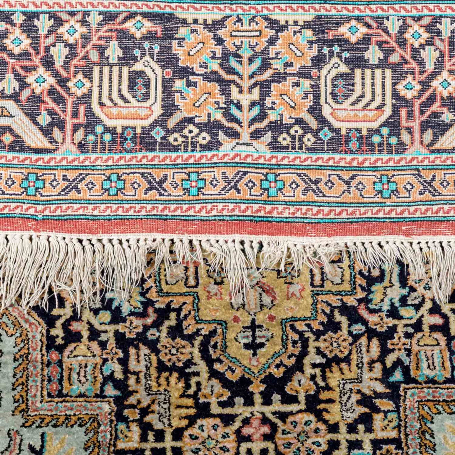 Orientteppich aus Seide. 20. Jh., 208x136 cm.Medaillonteppich mit durchgemustertem Spi - Image 4 of 5
