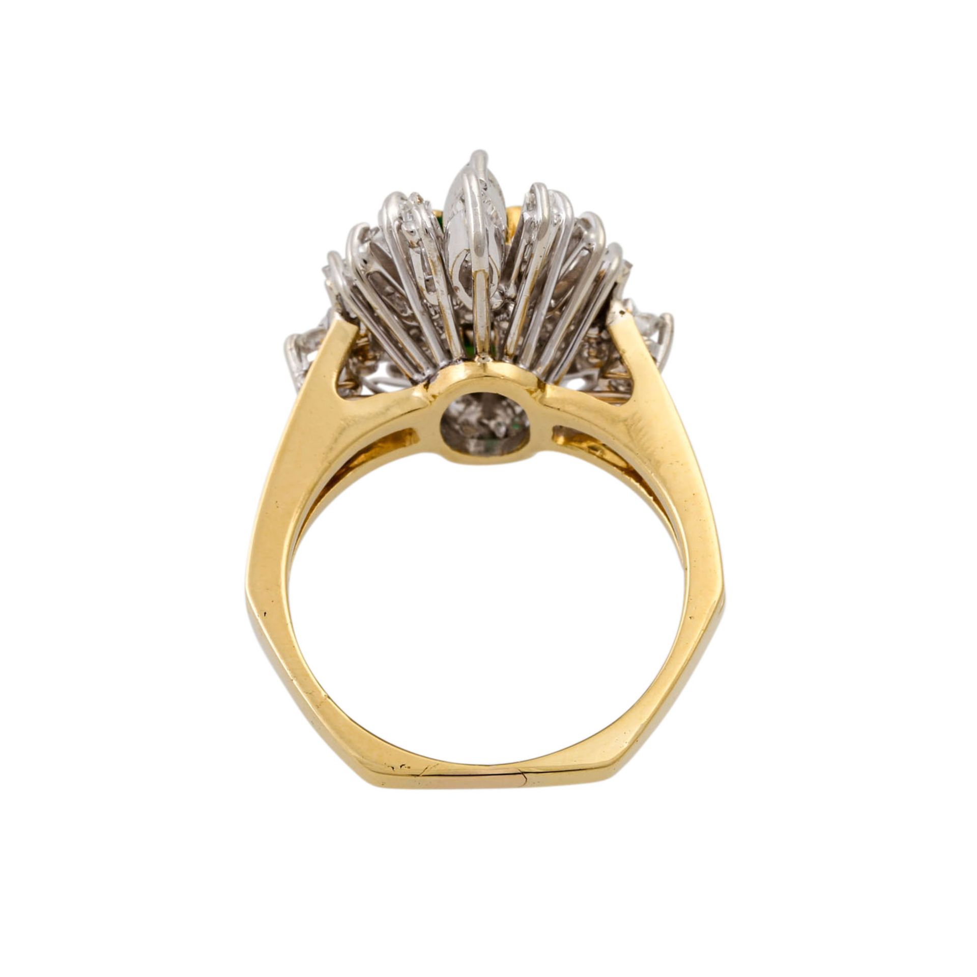 Ring mit Smaragd und Diamanten zus. ca. 1 ct,gute Farbe u. Reinheit, GG/WG 18K, 7,4 gr - Bild 4 aus 4
