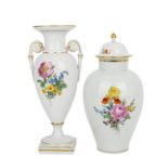 MEISSEN Zwei Vasen 20.Jh.Goldrand und polychromer Blumenmalerei, H: 26 cm. und 24 cm.,