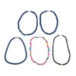 5 moderne Halsketten in Längen von ca. 38 bis 40 cm,dabei 2 Ketten mit Lapis Lazuli,