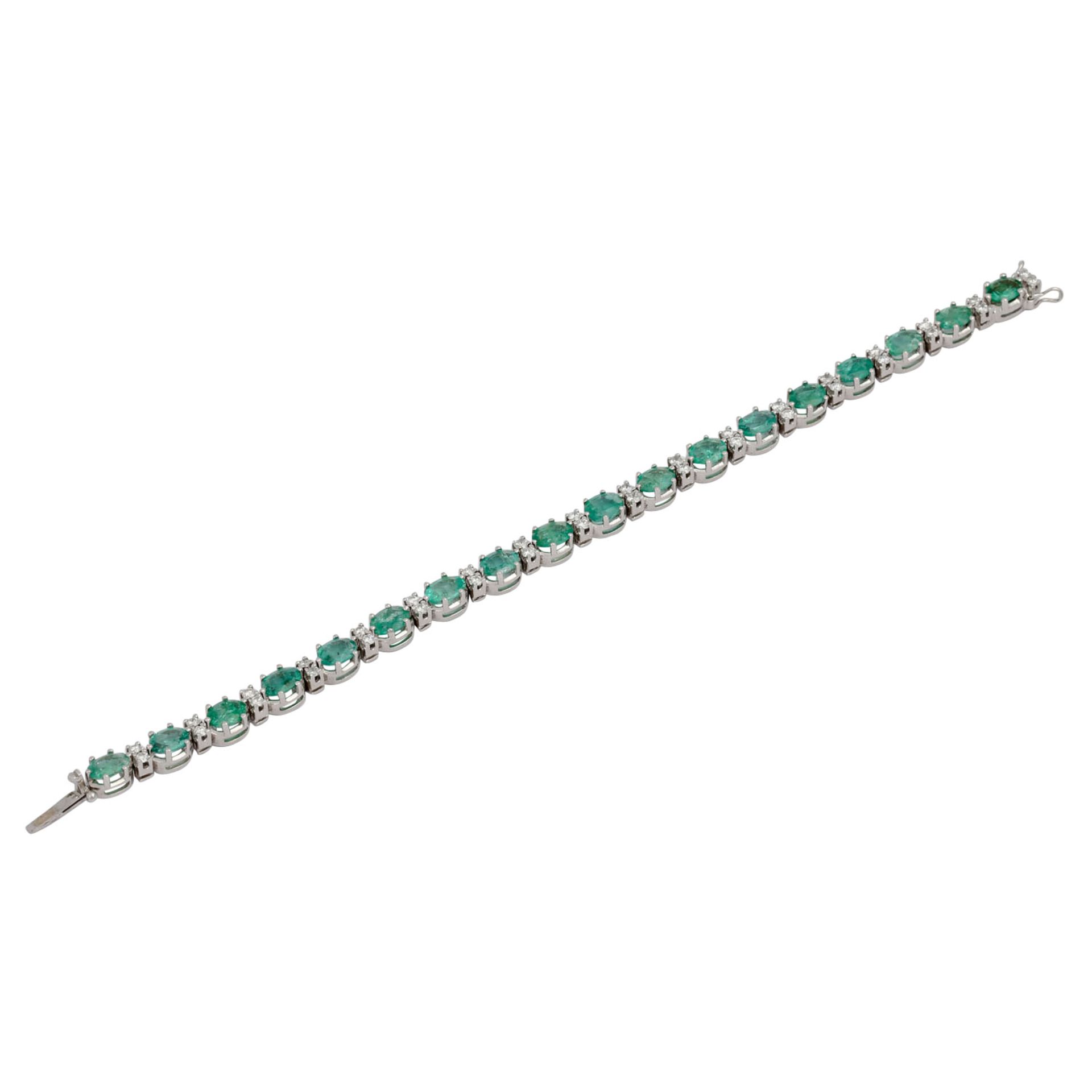 Armband mit Smaragden und Brillanten,zus. ca, 0,76 ct, mittlere Farbe u. Reinheit, Sm - Image 3 of 5