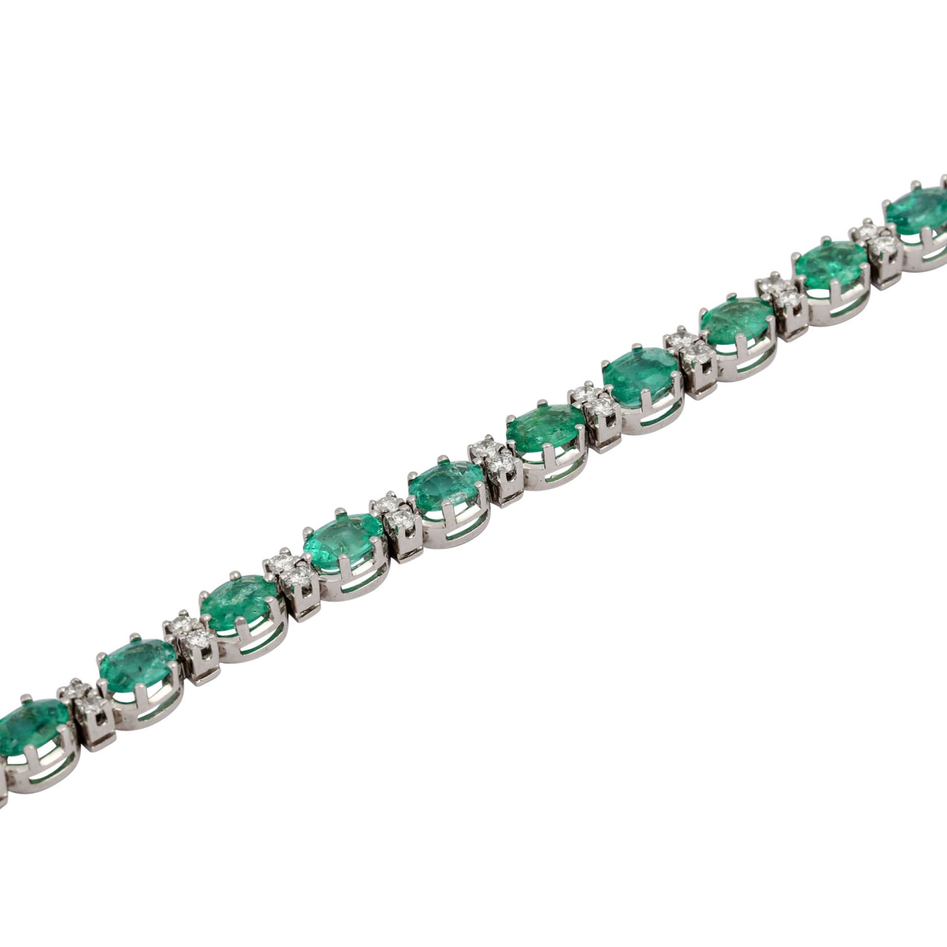 Armband mit Smaragden und Brillanten,zus. ca, 0,76 ct, mittlere Farbe u. Reinheit, Sm - Image 4 of 5