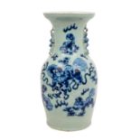 Seladonfarbene Vase aus Porzellan. CHINA.Mit seitlich am Hals aufgesetzten Handhaben i