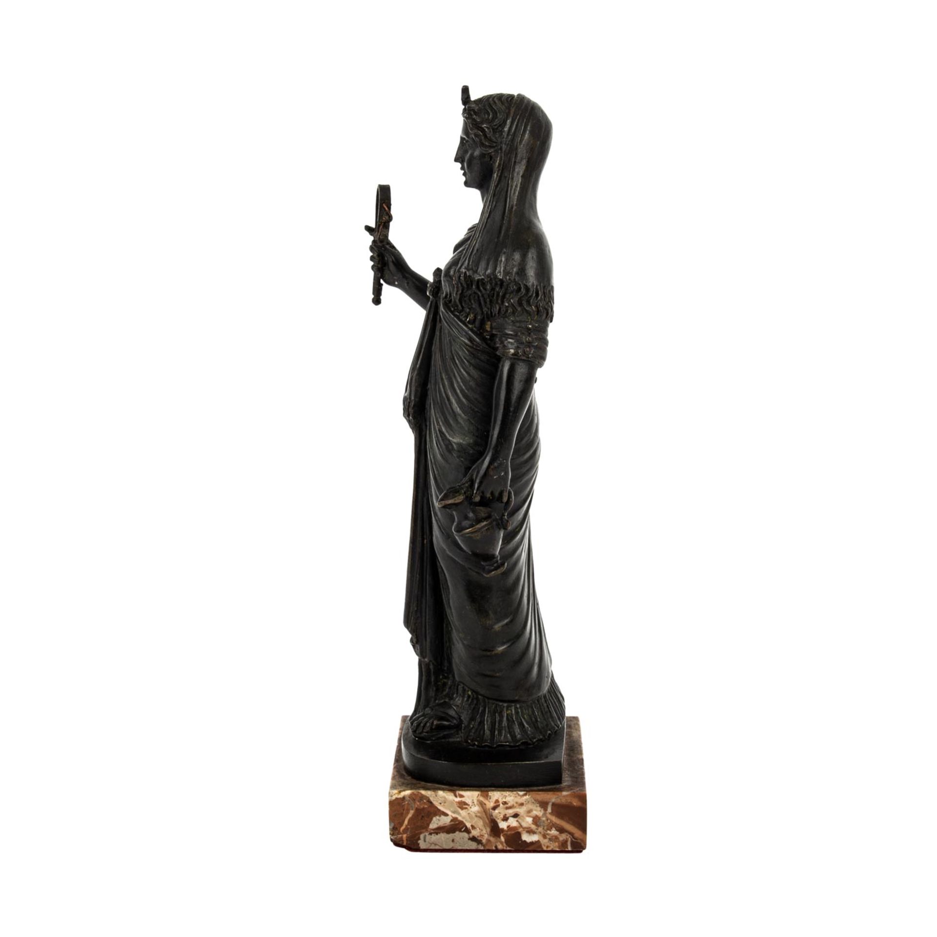 BILDHAUER DES 19.JH. "Klassizistische Bronzefigur einer Vestalin"Wohl Frankreich, 19.J - Image 2 of 5