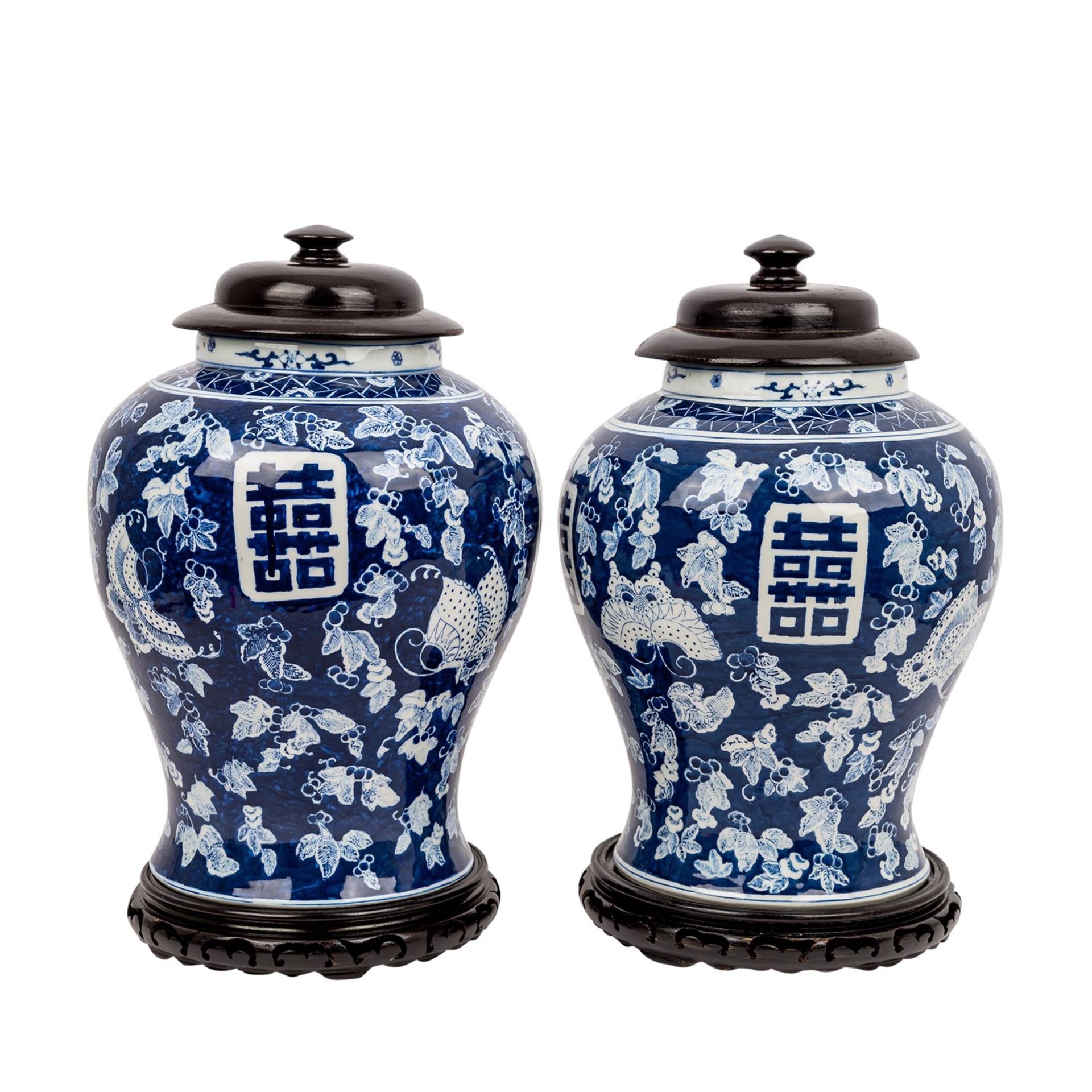 Paar blau-weisse Balustervasen aus Porzellan. CHINA.Unterglasurblau bemalt mit kleinen - Image 4 of 5