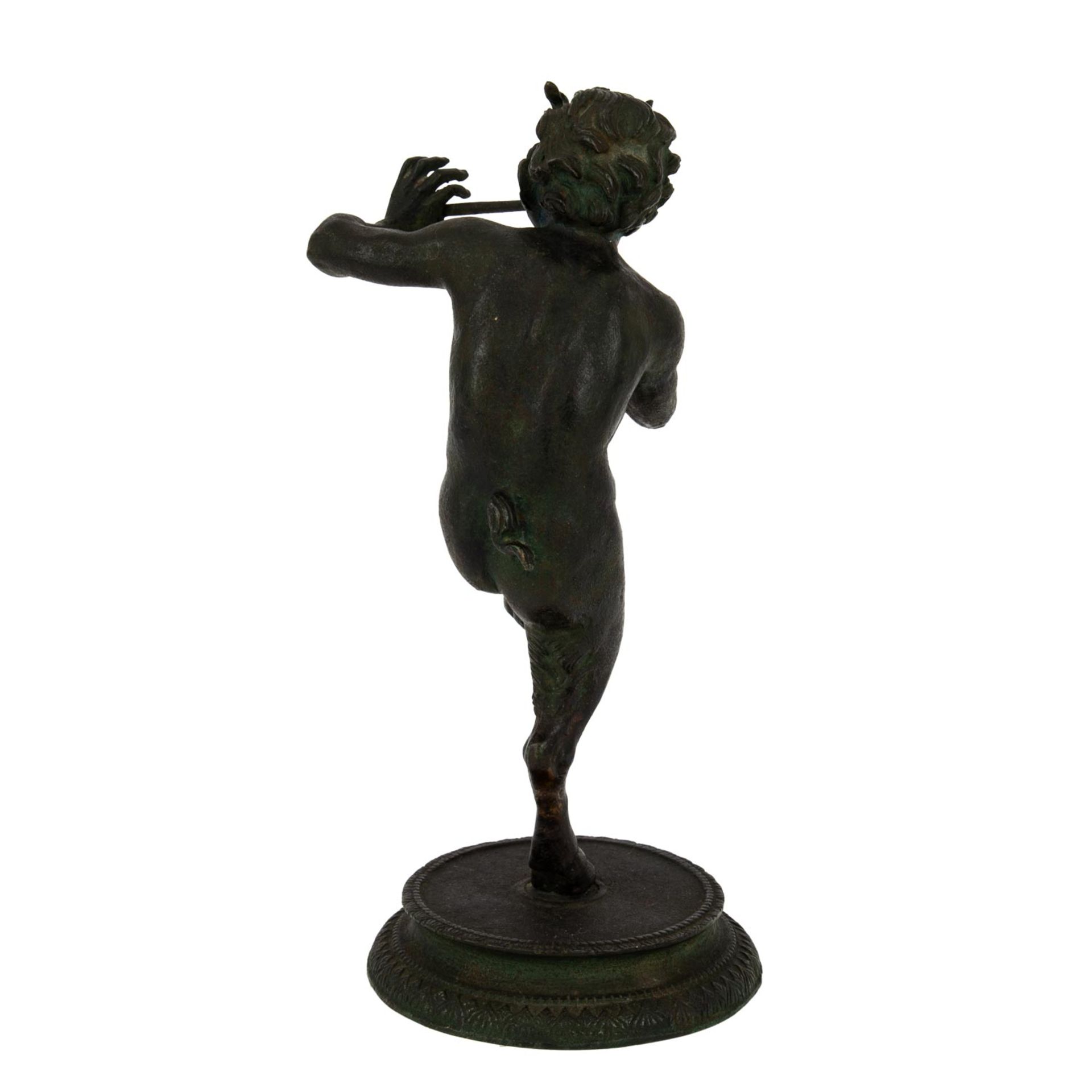 SKULPTUR EINES FAUNSNach Vorlagen der Antike, wohl Italien, 19. Jh., Bronze grün pati - Image 3 of 5